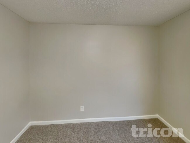 Building Photo - 385 Nectarine Dr