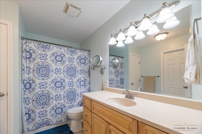 Building Photo - Beautiful 4 Bedroom 2 Bathroom House!