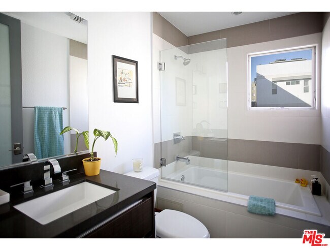 Building Photo - 1211 N Garbo Ln