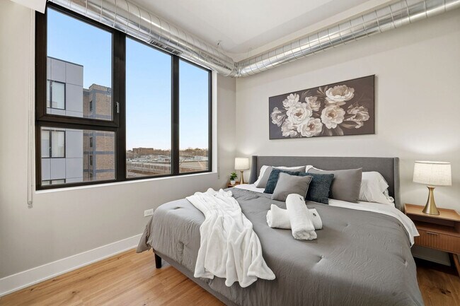 Building Photo - 6044 N Winthrop Ave