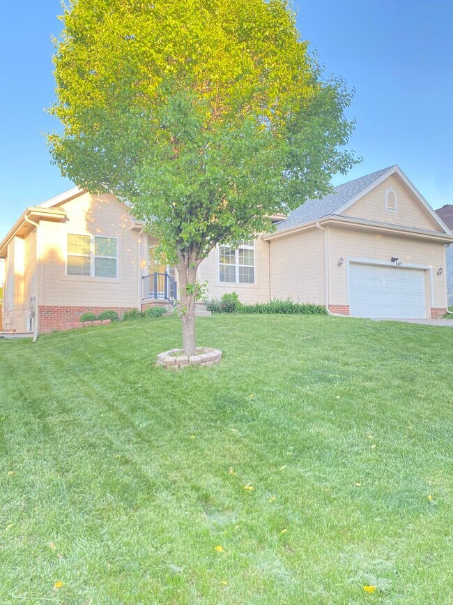Building Photo - Stunning 5 bedrooms and 3 bathrooms in Wal...