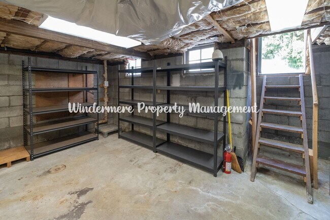 Building Photo - Beautifully Remodeled 2 bedroom in convenient location, private balcony, over sized garage, A/C a...