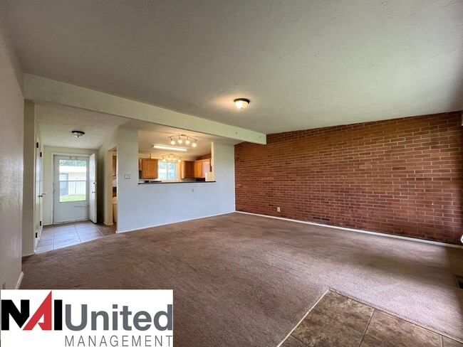 Building Photo - Three bedroom, one bathroom duplex for rent