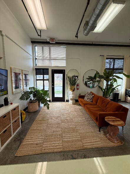 Building Photo - 532 W 10th St