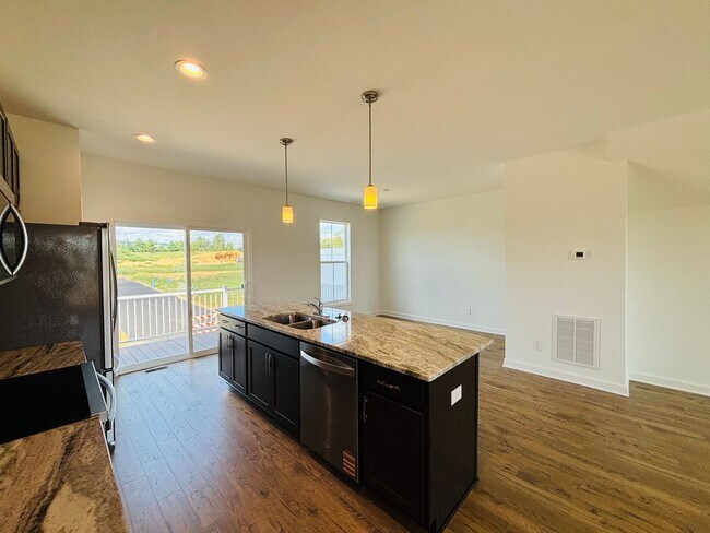 Building Photo - 3 Bedroom 2.5 Bath Townhouse