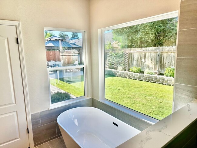 Building Photo - Updated North Fresno 3/2