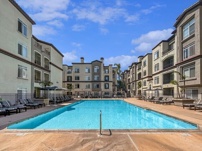 Building Photo - Beautiful 2BD/2BA Condo in La Jolla W/ W/D...