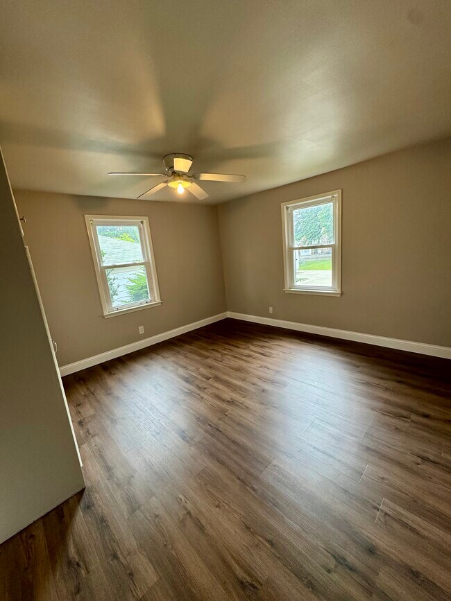 Building Photo - 923 Dickson Pky