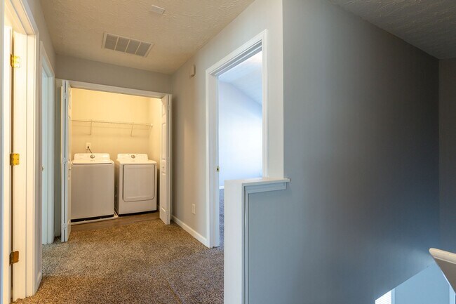 Building Photo - 4 Bedroom/2.5 Bath Townhouse!