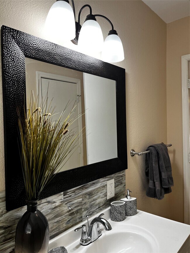 Building Photo - 104 N Eastwood St