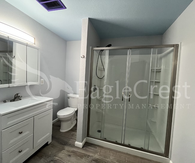 Building Photo - Comfortable 5 Bedroom Home with Modern Touches, Large Bedrooms & Front Porch