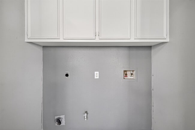 Building Photo - 4806 Sunshine Dr