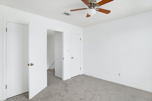 Building Photo - Spacious 2 Bed/2.5 Bath Townhome with 1 Car Garage Near Shopping & Restaurants