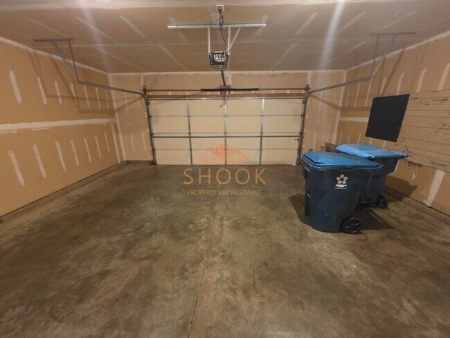 Building Photo - 3 BR Lindberg Village