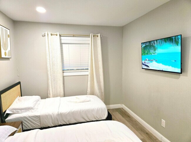 Building Photo - 451 E Lincoln Ave