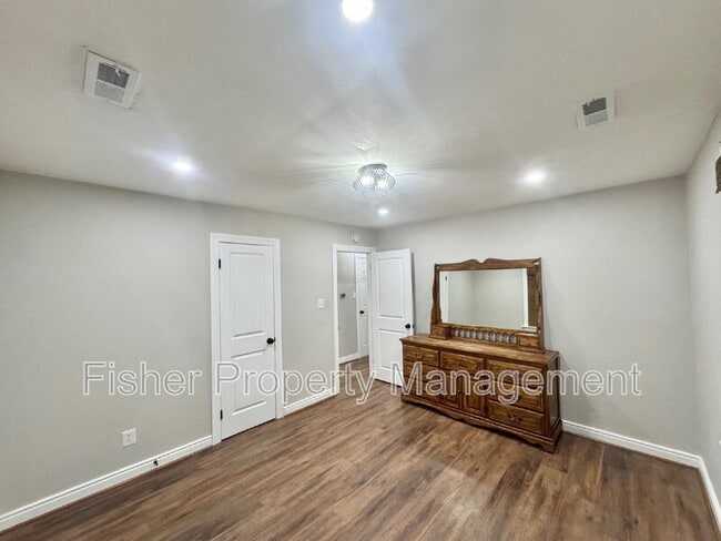 Building Photo - 518 Northside Ave