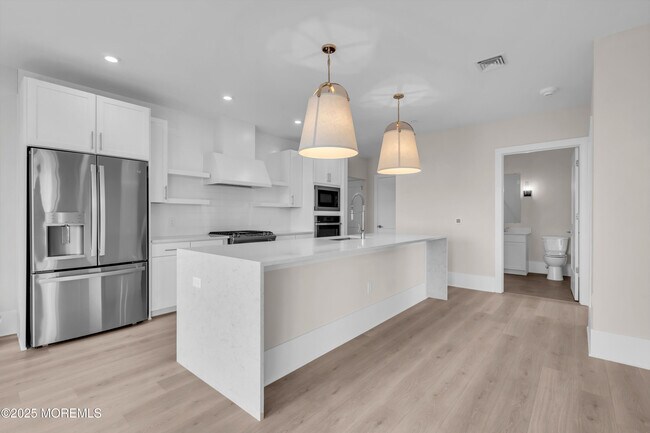 Building Photo - 218 3rd Ave