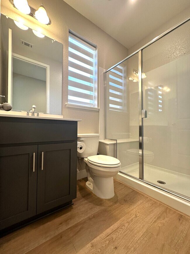 Building Photo - Beautiful Newer 5 Bedroom, 4 Bath in the h...