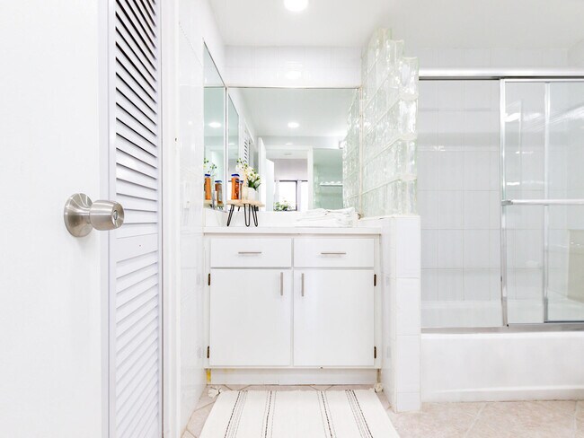 Building Photo - 3505 S Ocean Dr