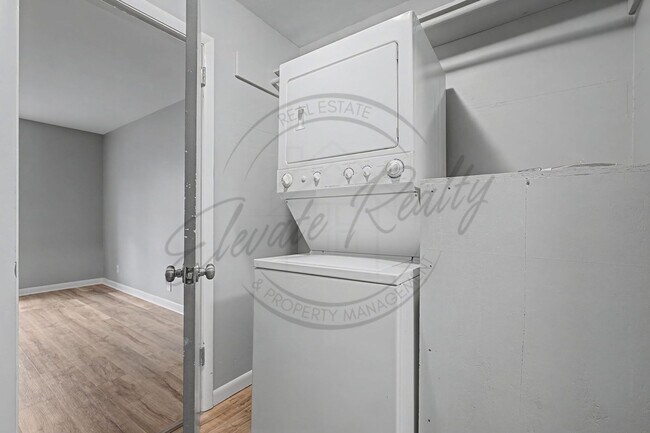 Building Photo - Two Bedroom Condo, First Floor, across from Madison Park with stackable washer/dryer!