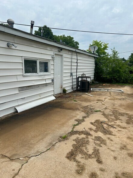 Building Photo - 722 St Paul Dr