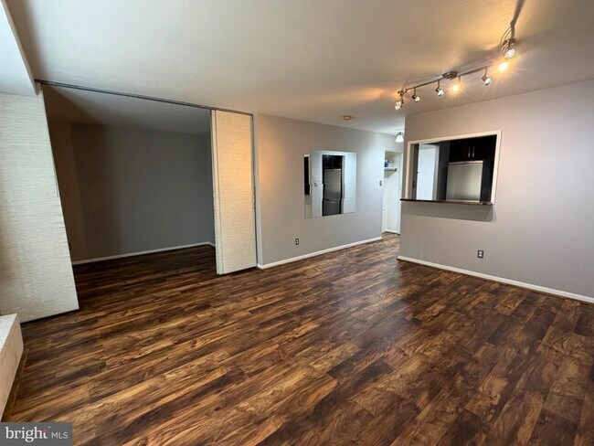 Building Photo - 6001 Arlington Blvd