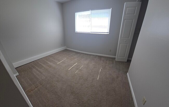 Building Photo - 712 Newport Dr