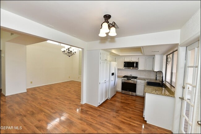 Building Photo - 5852 Mira Serena Dr