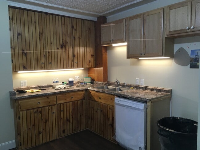 Building Photo - 1ST FLOOR!  3-bedroom unit located on a quiet dead-end street!