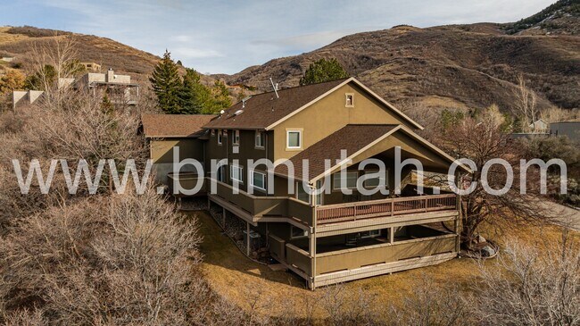 Building Photo - 105 Young Oak Rd