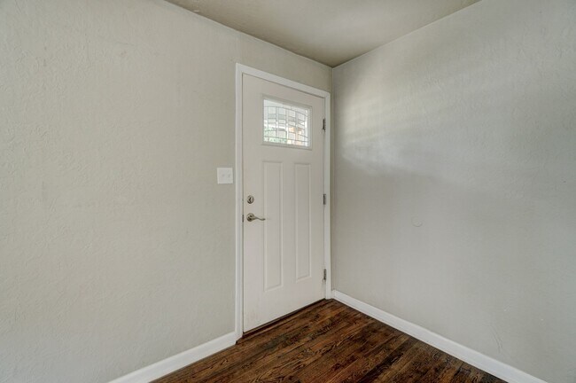 Building Photo - 712 Dakota St