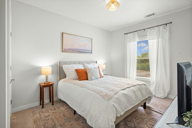 Building Photo - 3641 Hydes Ferry Rd