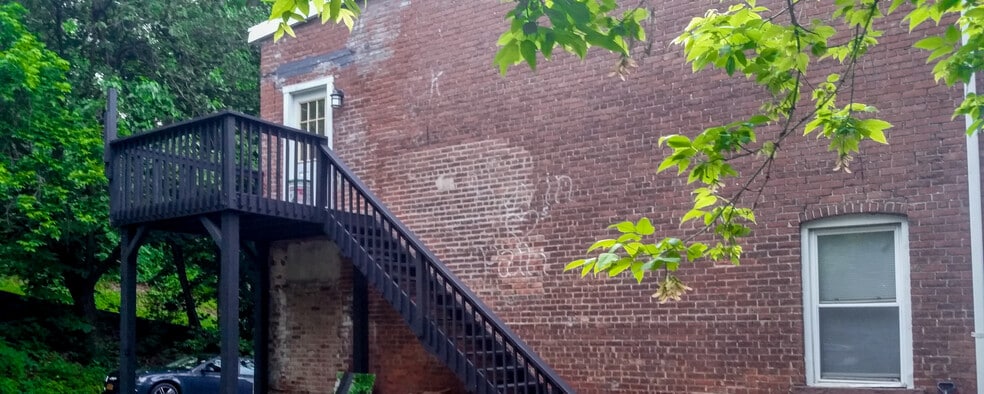 Building Photo - 1089 River Rd