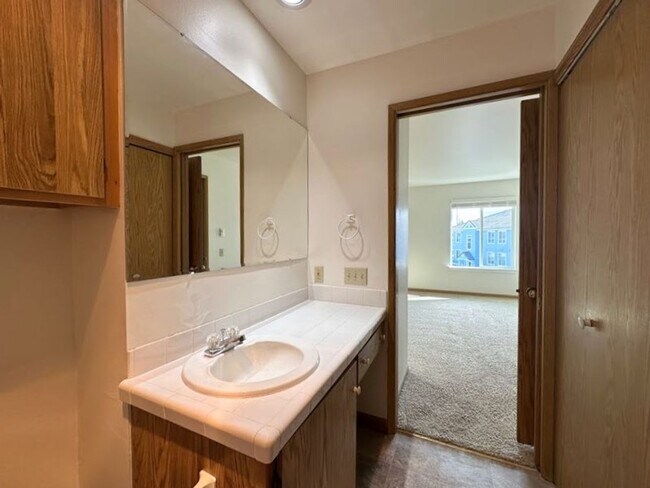 Building Photo - 2 Bedroom 2 bath home with water and mount...