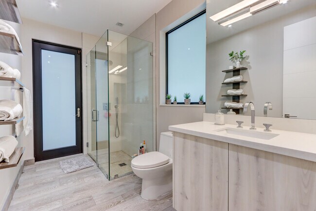 Building Photo - 5789 Hamilton Way