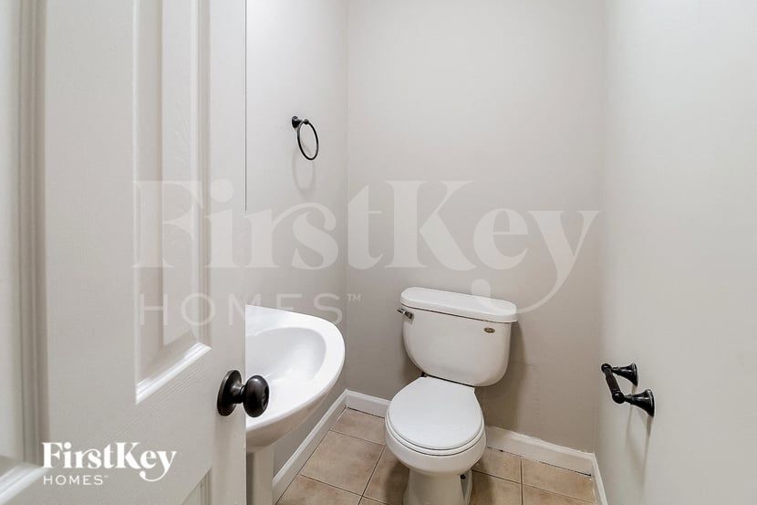 Building Photo - 2483 Kings Park Cir