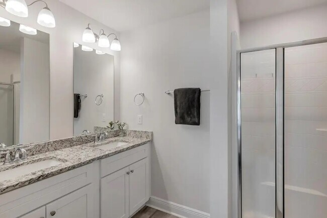Building Photo - 1020 McLaren Cir