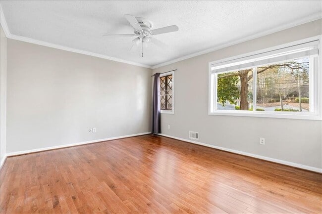 Building Photo - 2412 Peachwood Cir NE