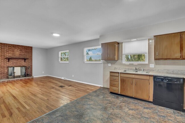 Building Photo - Spacious Single Family Home In Florissant with a Walk Out Basement!!