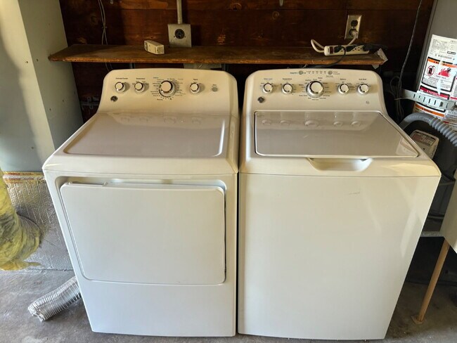 Building Photo - *Move-In Special* Charming 3 bed, 2 bath with office on San Carlos Border