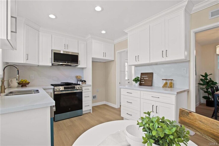 Building Photo - 1619 W 183rd St