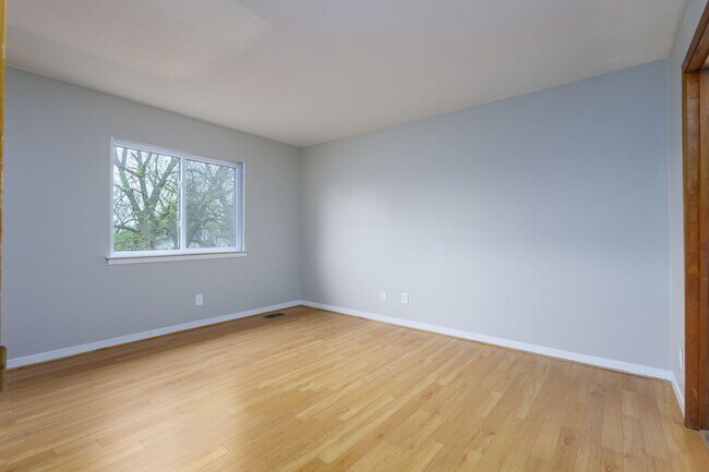 Building Photo - 5842 Niles St