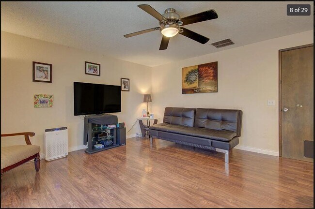 Building Photo - Charming 3-Bedroom Home with Vaulted Ceili...