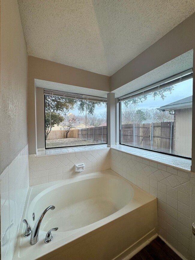 Building Photo - Delightful 3-bedroom, 2-bathroom home with...