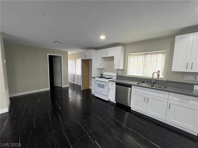 Building Photo - 223 Mojave Ln