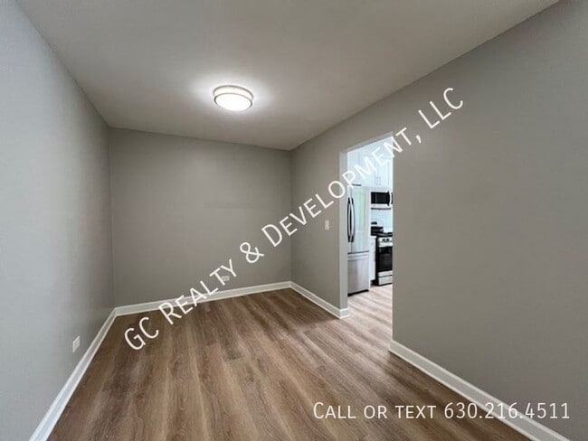 Building Photo - 403 Pinetree Ln