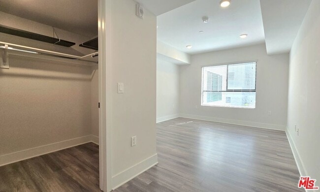 Building Photo - 5030 Rosewood Ave
