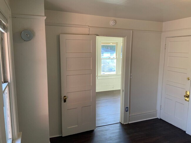 Building Photo - 1 Bedroom, 1 Bath Near Downtown