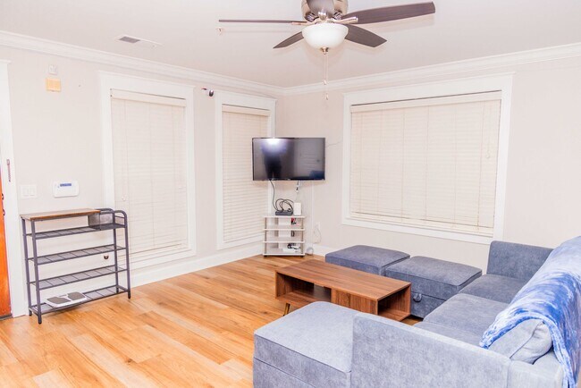 Building Photo - 2 Bedroom/ 2 bath - entry level END UNIT with side balcony- Fully Furnished and only a $500 depos...
