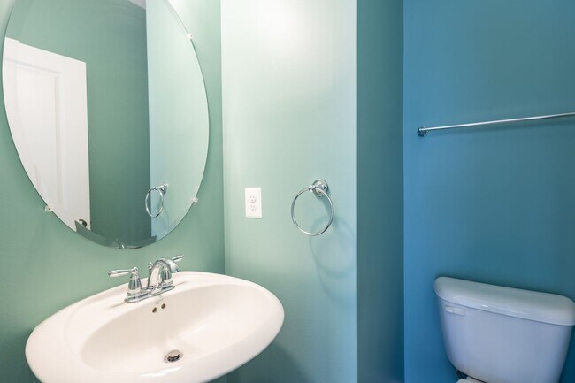 Building Photo - Lovely 3 BR/2.5 BA EOG Townhome in Glen Bu...